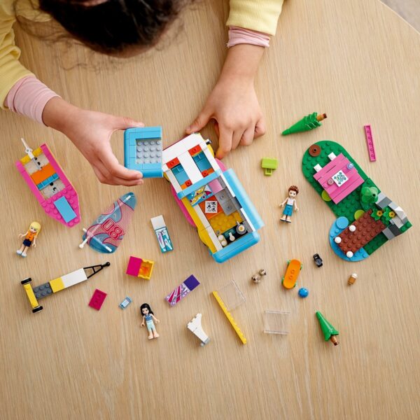klocki lego friends 41681 leśny mikrobus kempingowy i żaglówka, klocki lego friends, lego dla dziewczynki od 7 lat