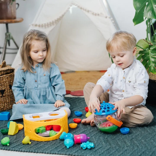 zabawki sensoryczne, kulko klocki, metoda montessori, klocki sensoryczne dla maluszka, lalaboom, koszyczek sortowniczek