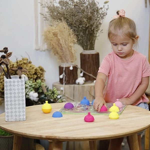 zabawki sensoryczne, kulko klocki, metoda montessori, klocki sensoryczne dla maluszka, lalaboom, twórcza plansza