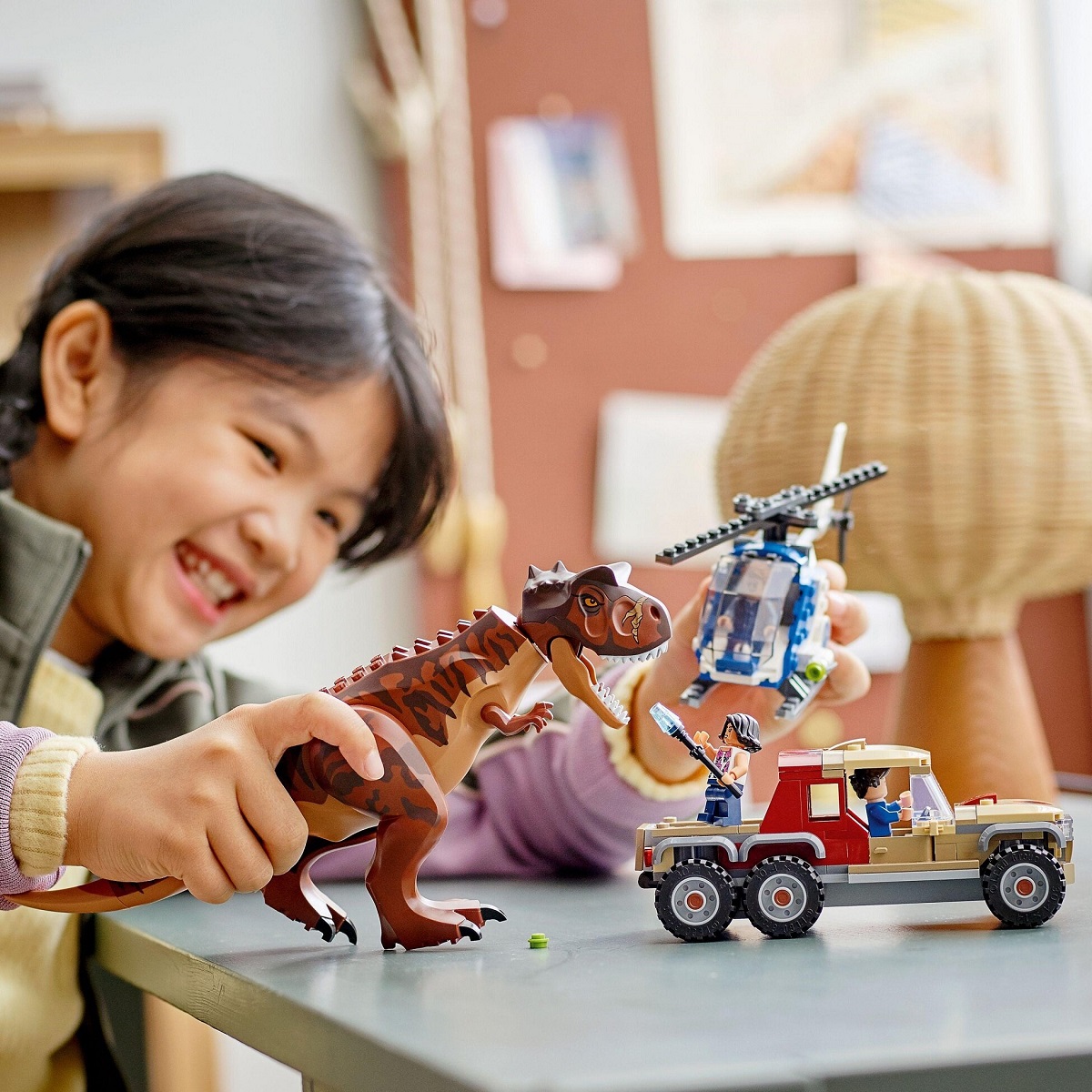 klocki lego jurassic world, lego z dinozaurami, klocki lego dinozaury, lego 76941, lego pościg za karnotaurem