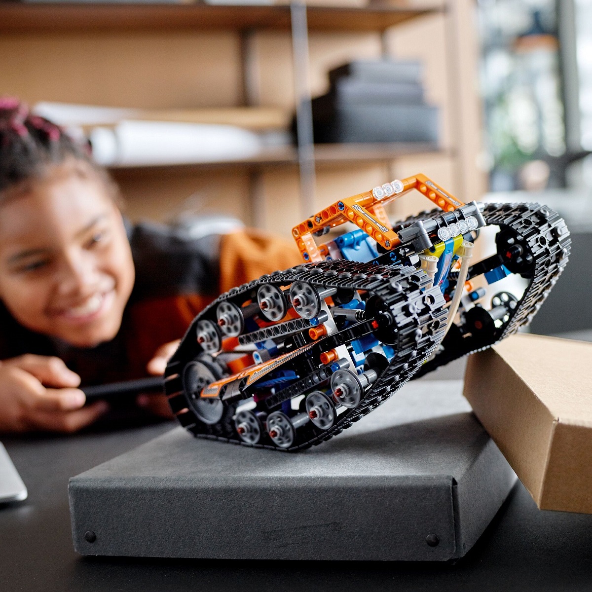 klocki lego technic, lego technic 42140, zmiennokształtny pojazd sterowany przez aplikację