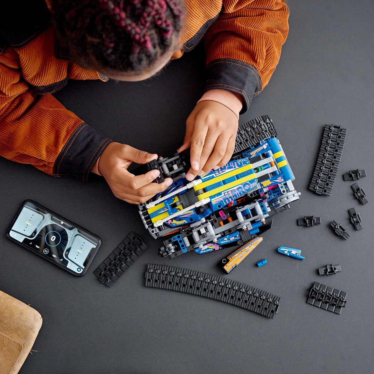 LEGO TECHNIC 42140 ZMIENNOKSZTAŁTNY POJAZD STEROWANY PRZEZ APLIKACJĘ - obrazek 7