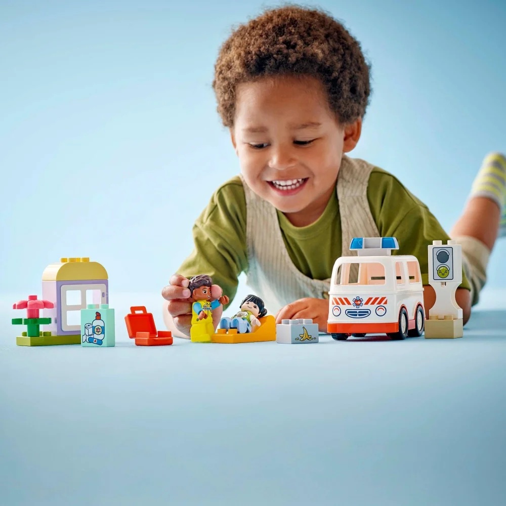 Klocki Lego Duplo 10447 Karetka z kierowcą, zabawki Nino Bochnia, pomysł na prezent dla 2 latka, pierwsze klocki lego duplo, lego dla maluszka