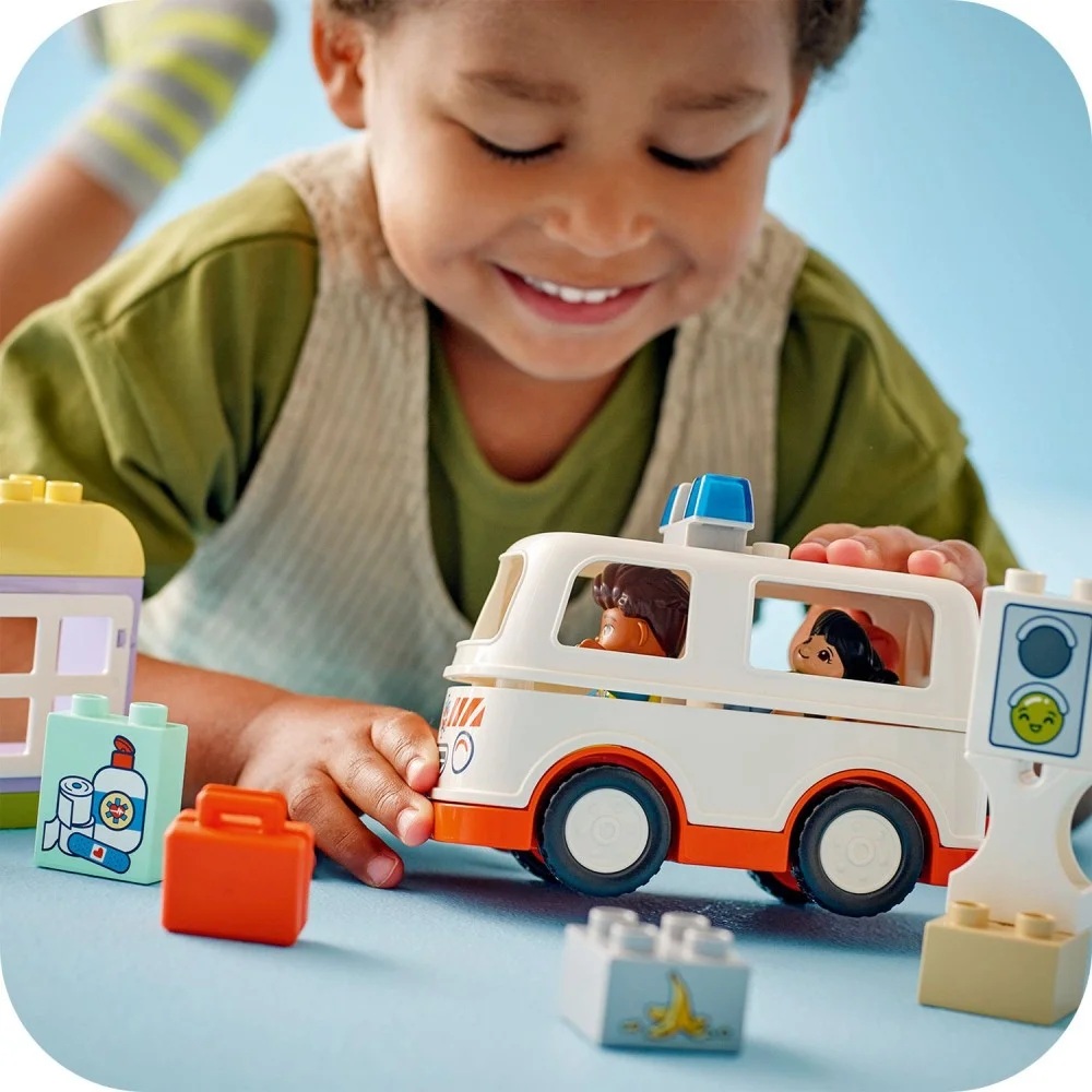 Klocki Lego Duplo 10447 Karetka z kierowcą, zabawki Nino Bochnia, pomysł na prezent dla 2 latka, pierwsze klocki lego duplo, lego dla maluszka