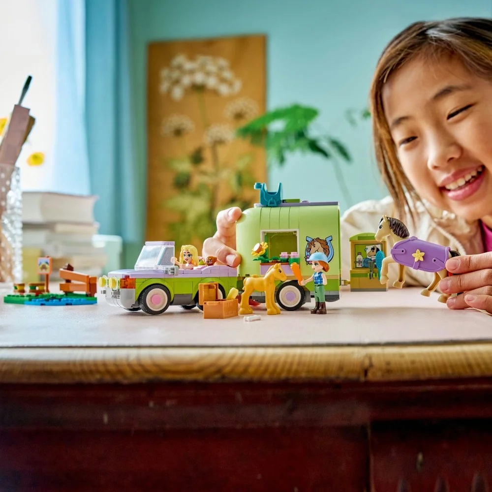 Klocki Lego Friends 42695 Przyczepa z koniem i źrebaczkiem, zabawki Nino Bochnia, pomysł na prezent dla 7 latki, lego Friends 42695, lego 42695
