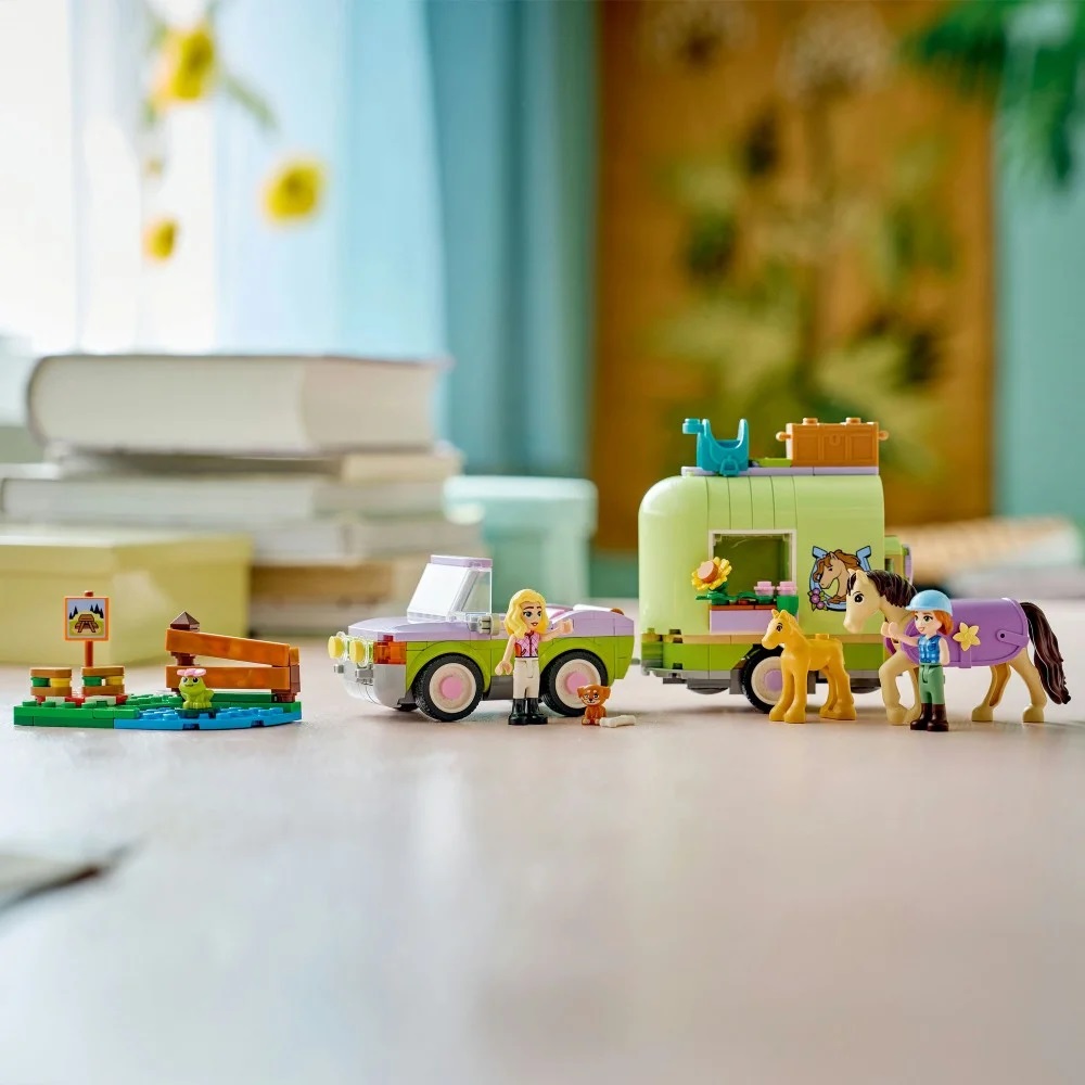Klocki Lego Friends 42695 Przyczepa z koniem i źrebaczkiem, zabawki Nino Bochnia, pomysł na prezent dla 7 latki, lego Friends 42695, lego 42695
